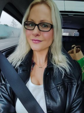 salut  je suis une femme sympas qui discute avec tout le monde et je suis serieuse