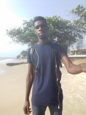 Je suis simple et je cherche une personne avec qui je pourrais être 