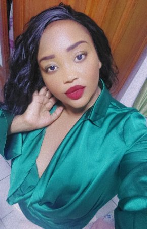 Femme africaine  avec des formes comme une mama africa 