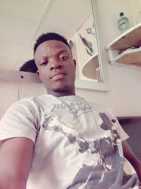 Jeune homme sympathique a la recherche d'une rencontre