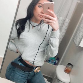 Elisa la plus belle femme de tout le continent mais celibataire lol