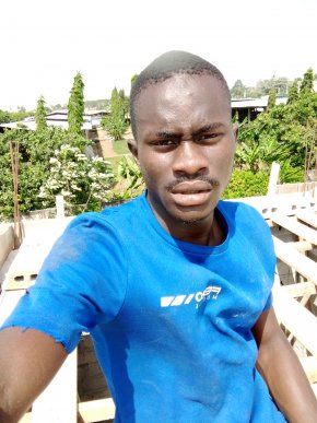 Un homme heureux simple compréhensif attentif à l'écoute de son âme soeur personne non sérieux s'abs