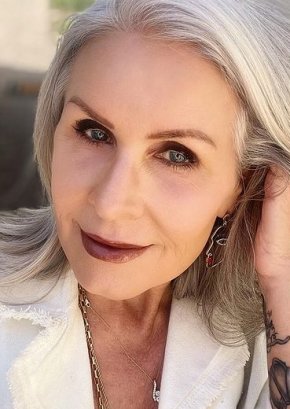 Je rechercher une relation sérieuse et sérieuse durable basé sur la confiance 