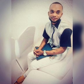 ezekiel Nze  serieux mais mais aussi aime le travail propre. Quand je m'amuse je ne blague pas.